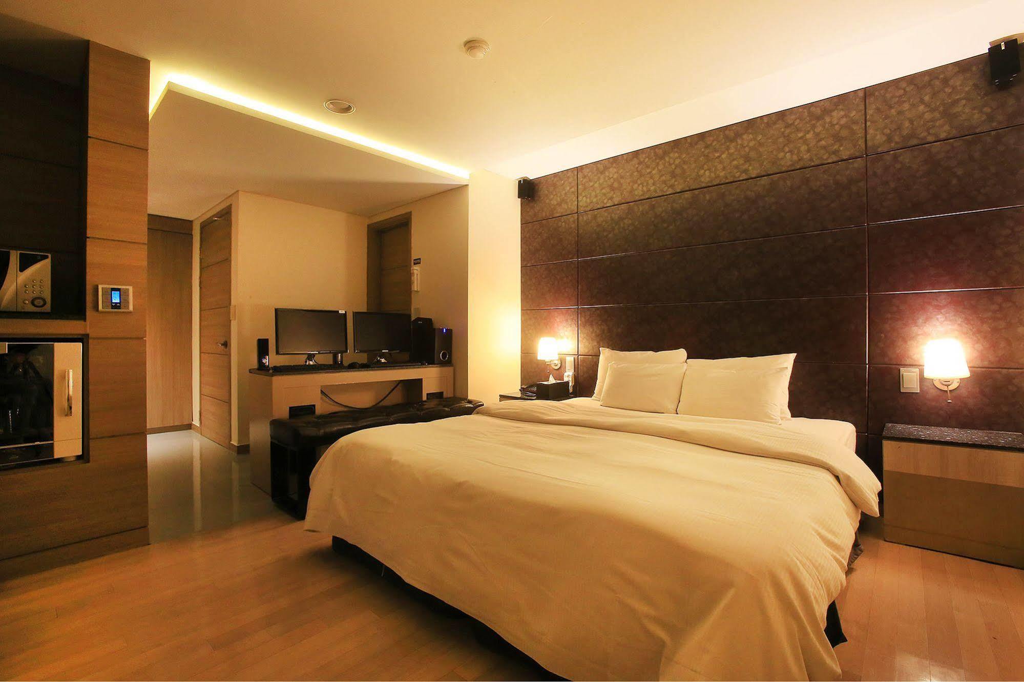 Tara Hotel Seoul Bagian luar foto