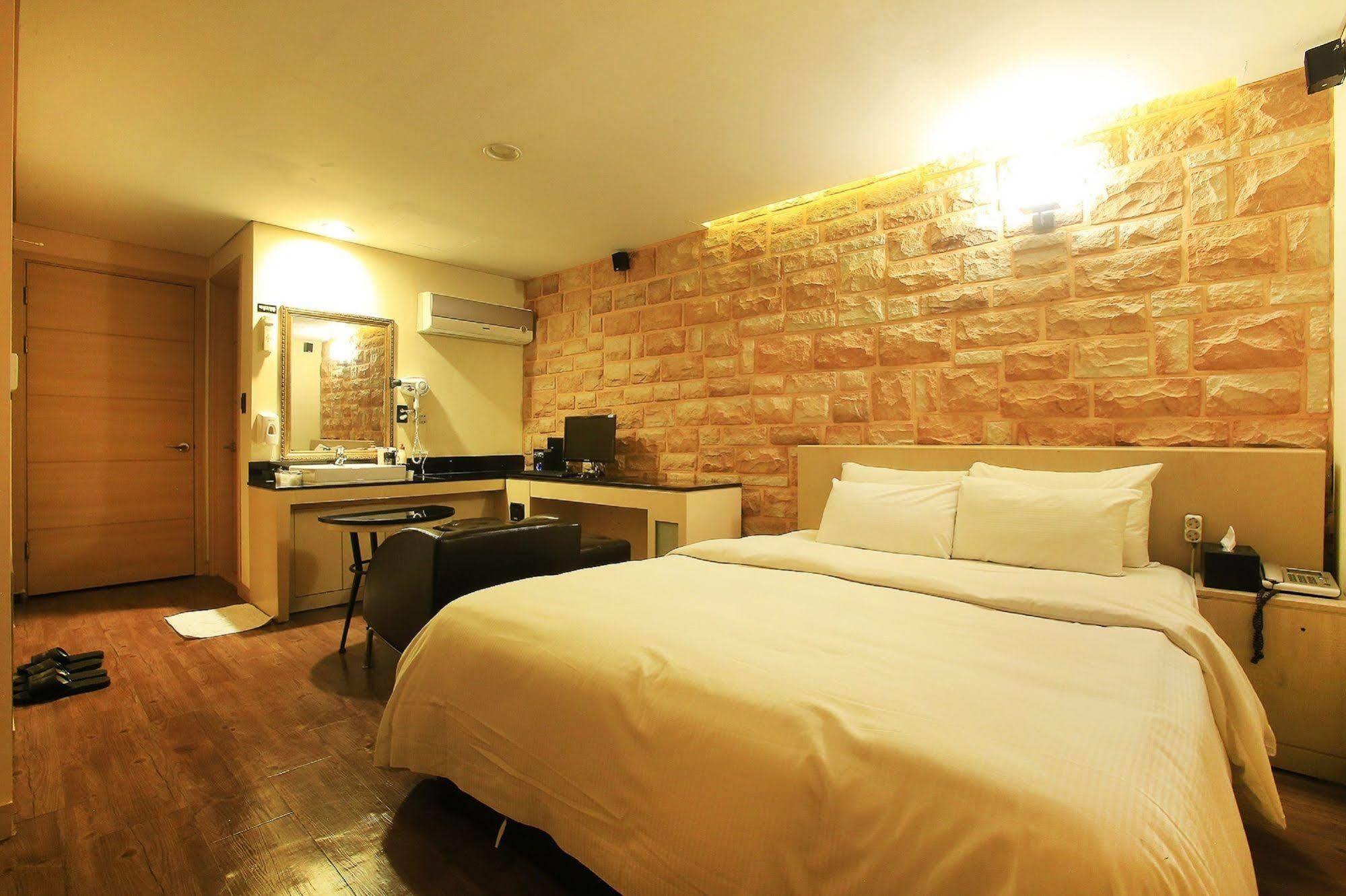Tara Hotel Seoul Bagian luar foto