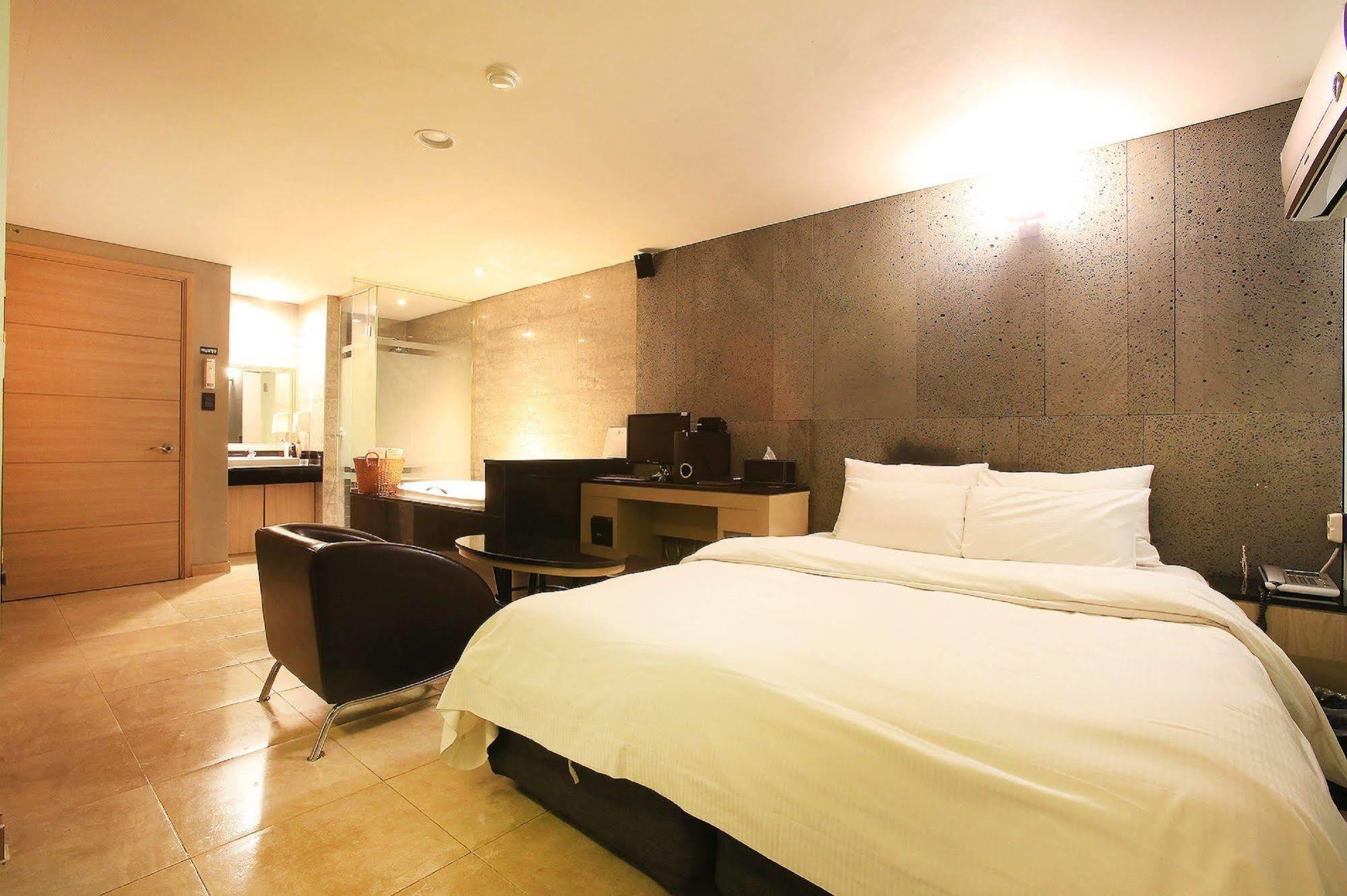 Tara Hotel Seoul Bagian luar foto