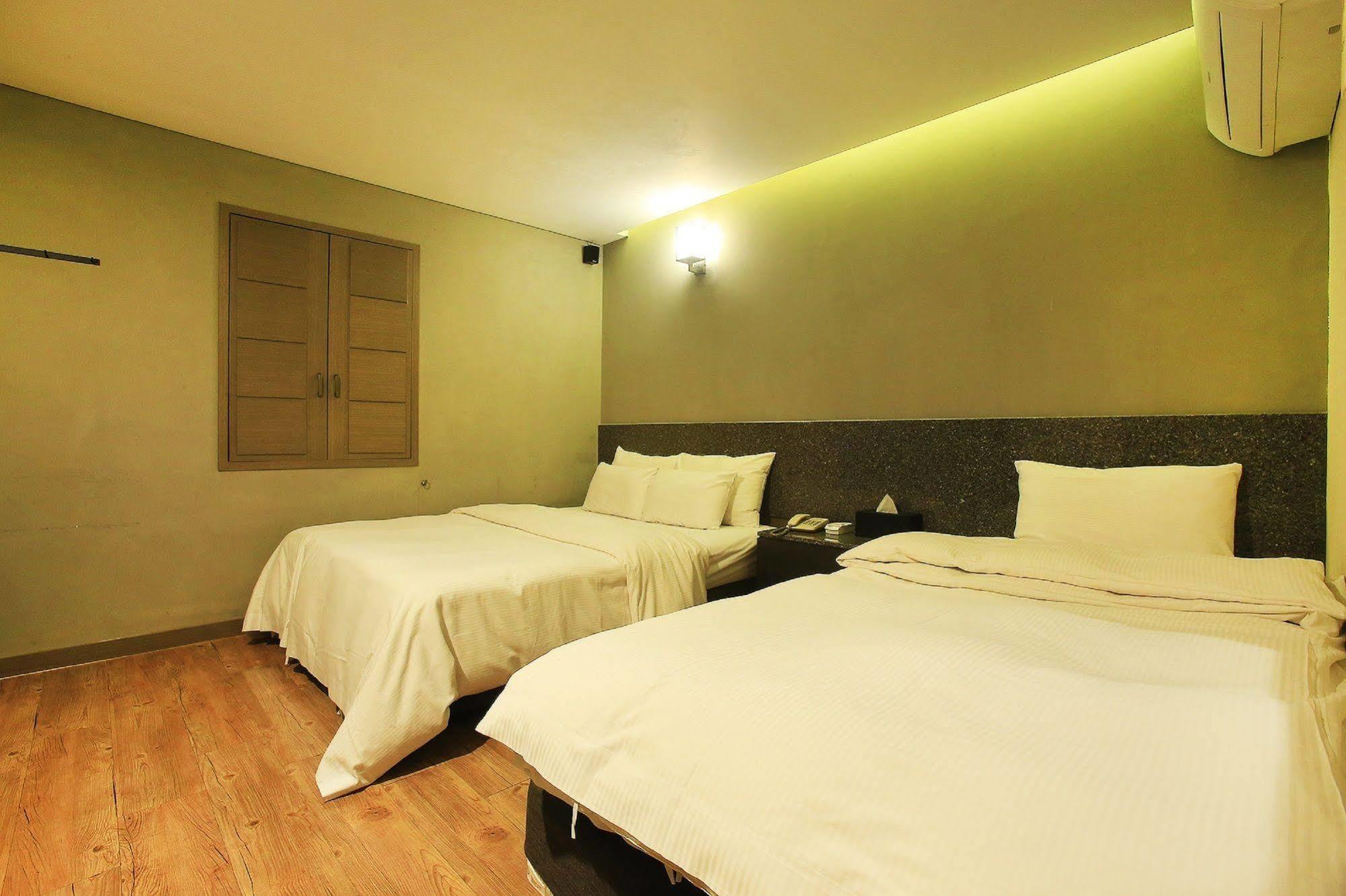 Tara Hotel Seoul Bagian luar foto